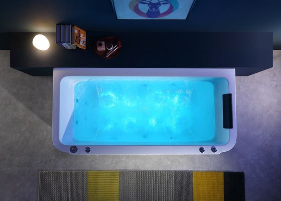 Массажная ванна с интегрированным фартуком и самостоятельным краном для водопада